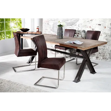 Deux chaises marron avec piètement en métal chromé