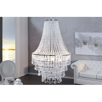 Lustre de luxe avec des cristaux en strass transparent