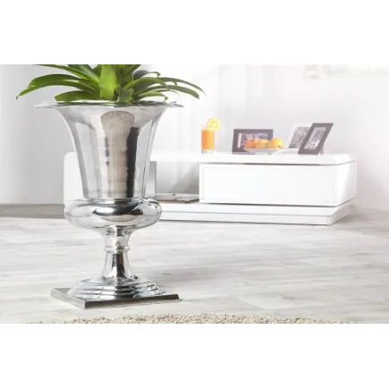 Vase design en aluminium de couleur argenté