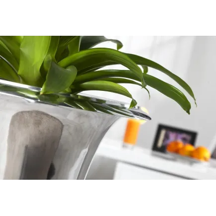 Vase design en aluminium de couleur argenté 2