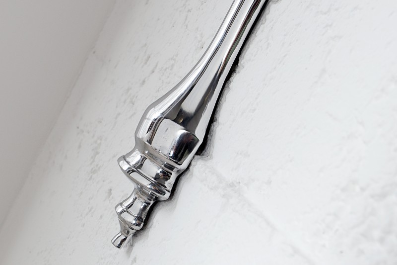 Support mural style baroque 60 cm en aluminium argenté