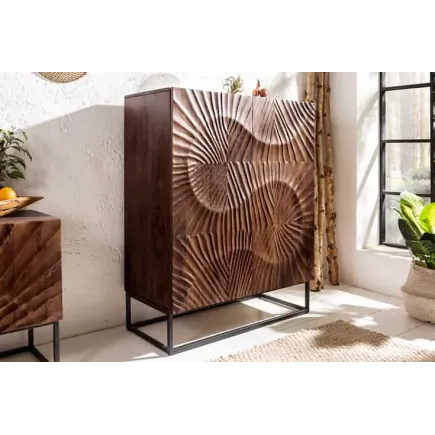 Buffet haut SCORPION 120 cm – Bois massif d’acacia brun foncé, piètement métal noir, façades sculptées 3D