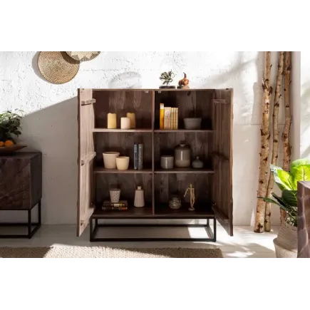 Buffet haut SCORPION 120 cm – Bois massif d’acacia brun foncé, piètement métal noir, façades sculptées 3D 2