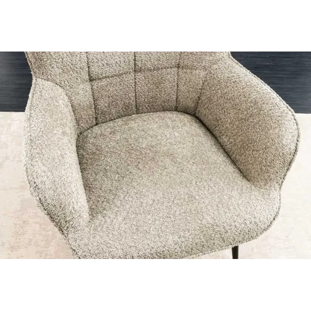 Fauteuil design scandinave – Tissu bouclé champagner greige avec accoudoirs et pieds en métal noir
