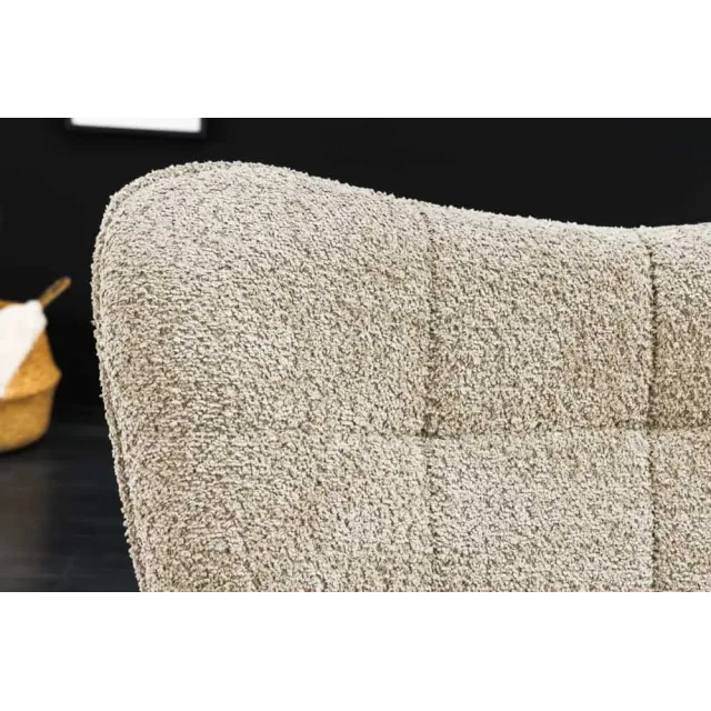 Fauteuil design scandinave – Tissu bouclé champagner greige avec accoudoirs et pieds en métal noir