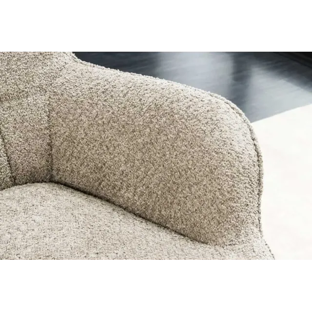 Fauteuil design scandinave – Tissu bouclé champagner greige avec accoudoirs et pieds en métal noir