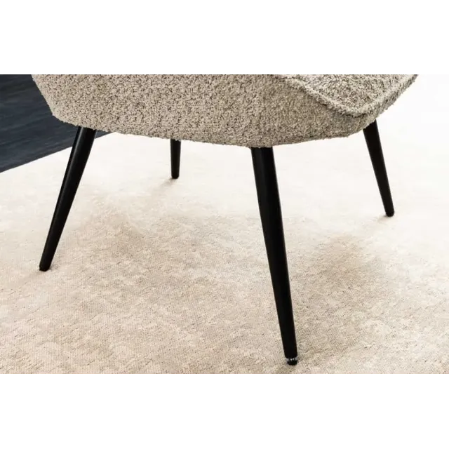 Fauteuil design scandinave – Tissu bouclé champagner greige avec accoudoirs et pieds en métal noir