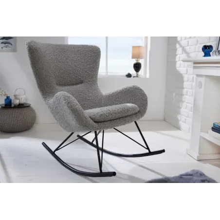 Fauteuil à bascule design scandinave  – Tissu bouclé gris clair & pieds métal noir | Élégance nordique et confort relaxant