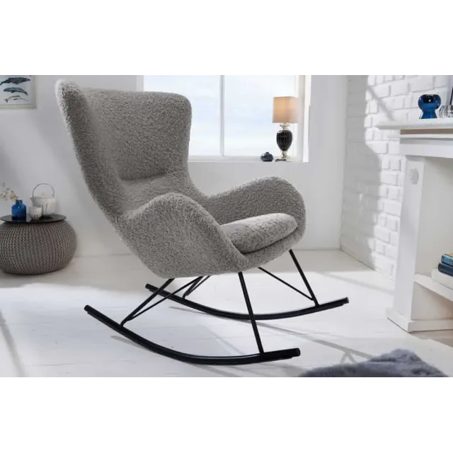 Fauteuil à bascule design scandinave  – Tissu bouclé gris clair & pieds métal noir | Élégance nordique et confort relaxant