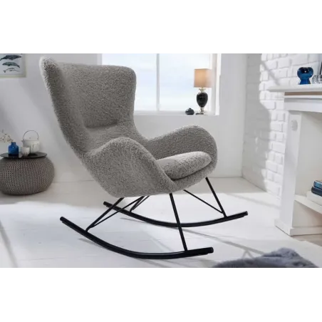 Fauteuil à bascule design scandinave  – Tissu bouclé gris clair & pieds métal noir | Élégance nordique et confort relaxant
