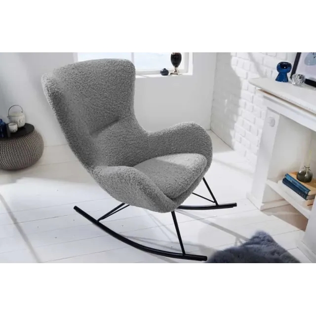 Fauteuil à bascule design scandinave  – Tissu bouclé gris clair & pieds métal noir | Élégance nordique et confort relaxant