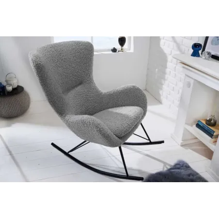 Fauteuil à bascule design scandinave  – Tissu bouclé gris clair & pieds métal noir | Élégance nordique et confort relaxant