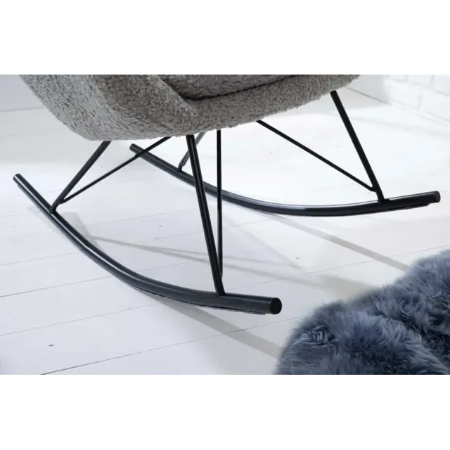 Fauteuil à bascule design scandinave  – Tissu bouclé gris clair & pieds métal noir | Élégance nordique et confort relaxant