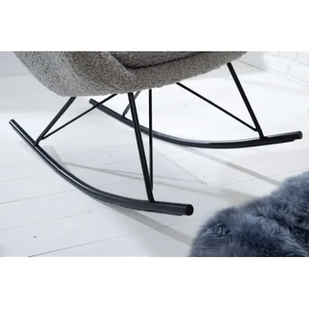 Fauteuil à bascule design scandinave  – Tissu bouclé gris clair & pieds métal noir | Élégance nordique et confort relaxant