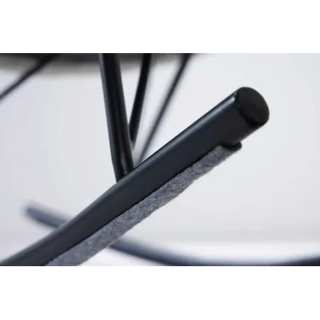 Fauteuil à bascule design scandinave  – Tissu bouclé gris clair & pieds métal noir | Élégance nordique et confort relaxant