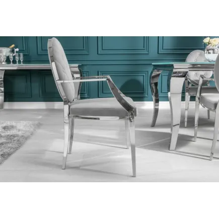 chaise design baroque de salle à manger en velours coloris gris avec accoudoirs 2
