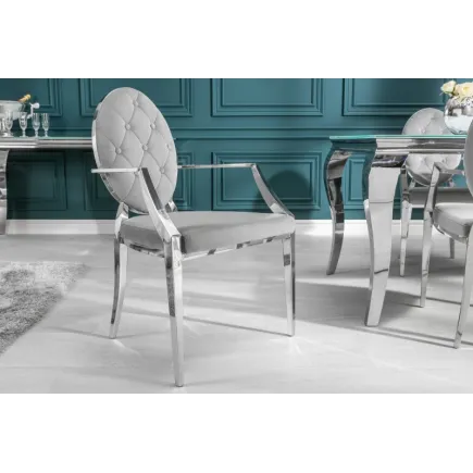 chaise design baroque de salle à manger en velours coloris gris avec accoudoirs