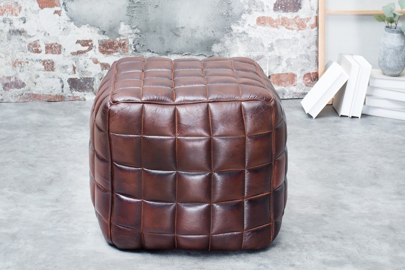 Pouf design rembourré en cuir de couleur marron