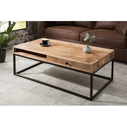 Table basse design industriel de couleur naturelle et noire en bois massif et métal avec un tiroir et une niche