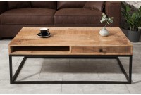 Table basse design industriel de couleur naturelle et noire en bois massif et métal avec un tiroir et une niche Table basse design industriel de couleur naturelle et noire en bois massif et métal avec un tiroir et une niche