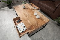 Table basse design industriel de couleur naturelle et noire en bois massif et métal avec un tiroir et une niche Table basse design industriel de couleur naturelle et noire en bois massif et métal avec un tiroir et une niche