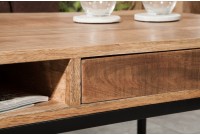 Table basse design industriel de couleur naturelle et noire en bois massif et métal avec un tiroir et une niche Table basse design industriel de couleur naturelle et noire en bois massif et métal avec un tiroir et une niche