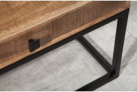 Table basse design industriel de couleur naturelle et noire en bois massif et métal avec un tiroir et une niche Table basse design industriel de couleur naturelle et noire en bois massif et métal avec un tiroir et une niche