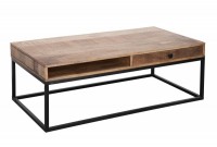 Table basse design industriel de couleur naturelle et noire en bois massif et métal avec un tiroir et une niche Table basse design industriel de couleur naturelle et noire en bois massif et métal avec un tiroir et une niche